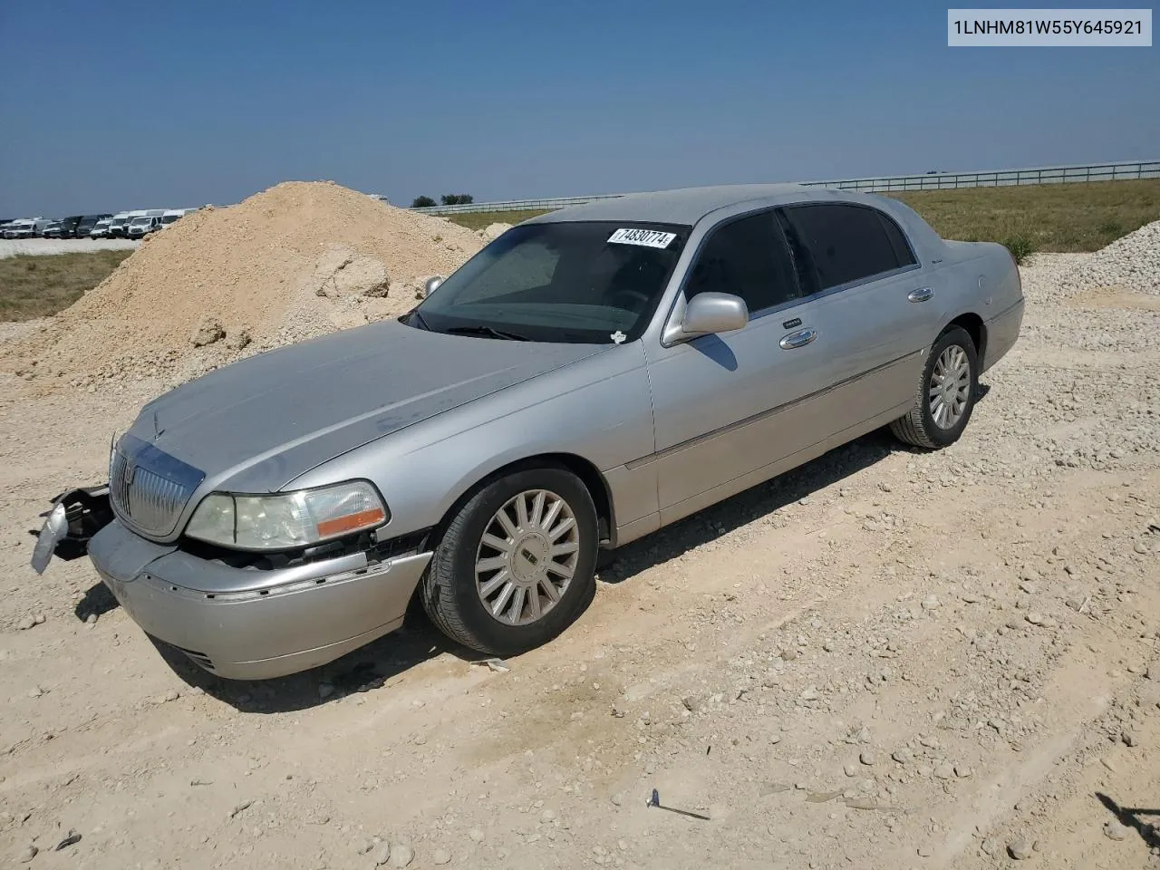 2005 Lincoln Town Car Signature VIN: 1LNHM81W55Y645921 Lot: 74830774