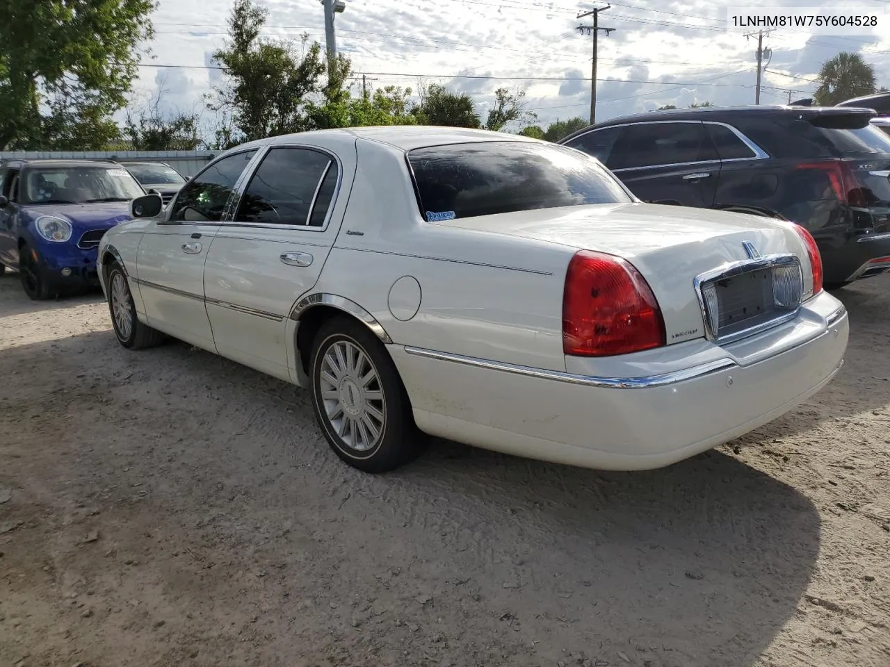 2005 Lincoln Town Car Signature VIN: 1LNHM81W75Y604528 Lot: 75075474