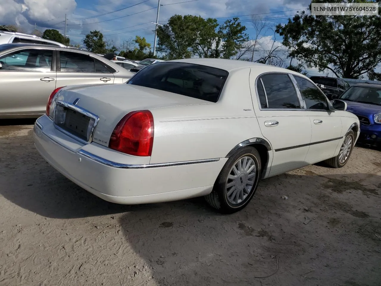 2005 Lincoln Town Car Signature VIN: 1LNHM81W75Y604528 Lot: 75075474