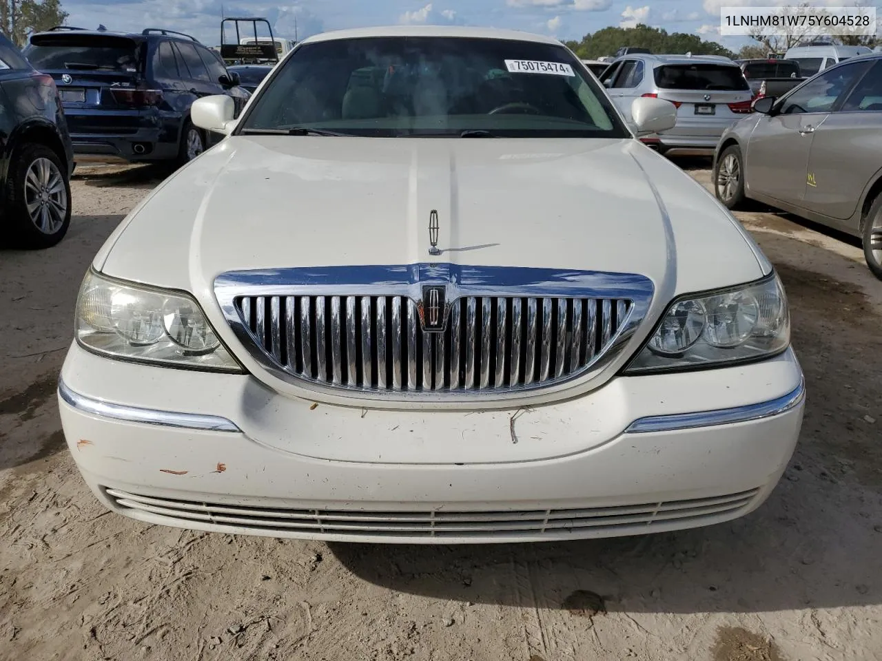 2005 Lincoln Town Car Signature VIN: 1LNHM81W75Y604528 Lot: 75075474