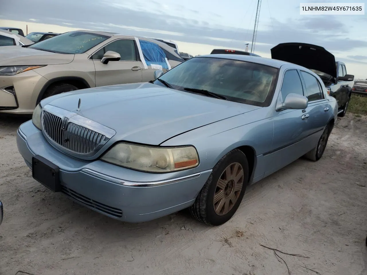 2005 Lincoln Town Car Signature Limited VIN: 1LNHM82W45Y671635 Lot: 76560974