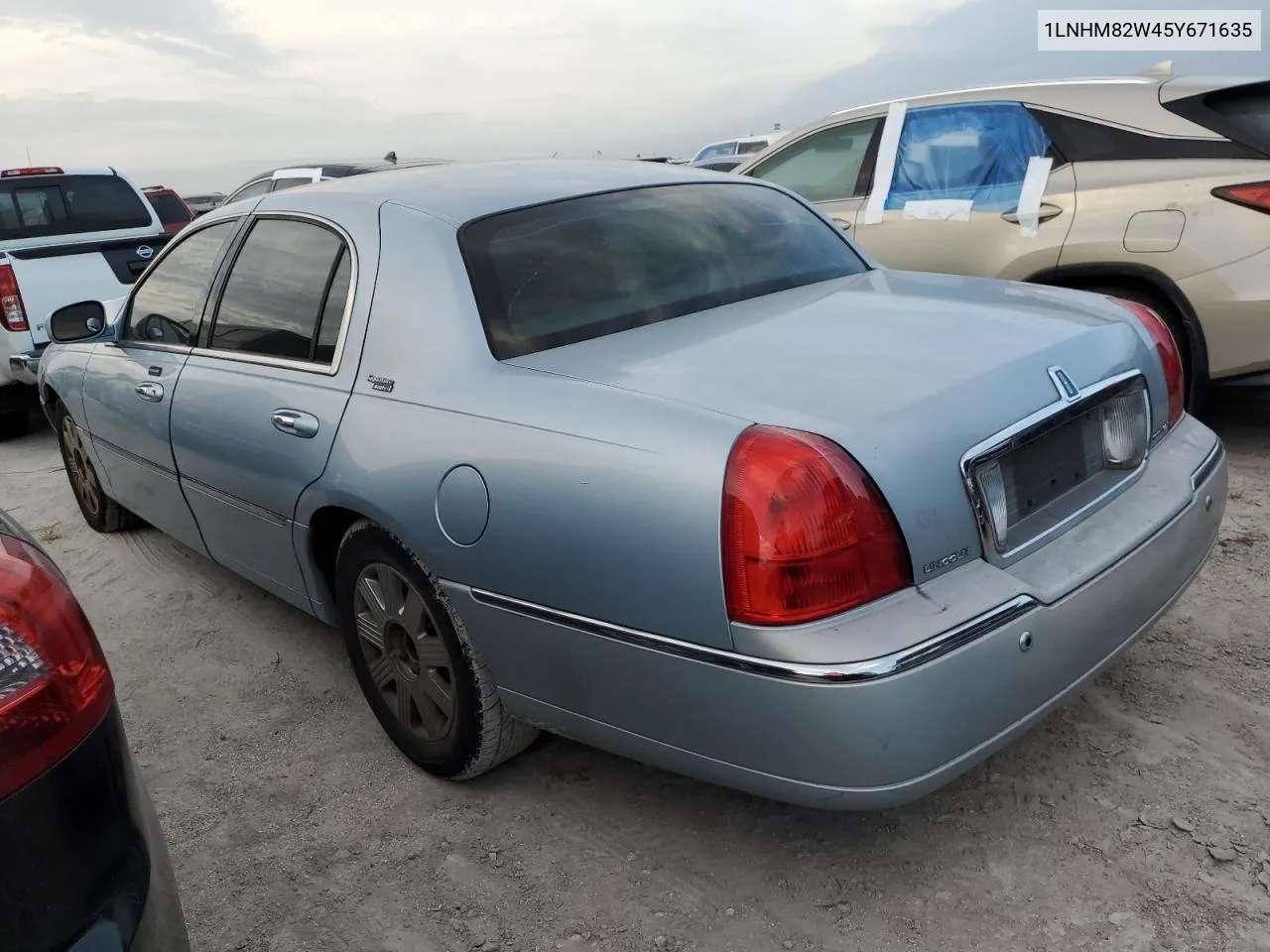 2005 Lincoln Town Car Signature Limited VIN: 1LNHM82W45Y671635 Lot: 76560974