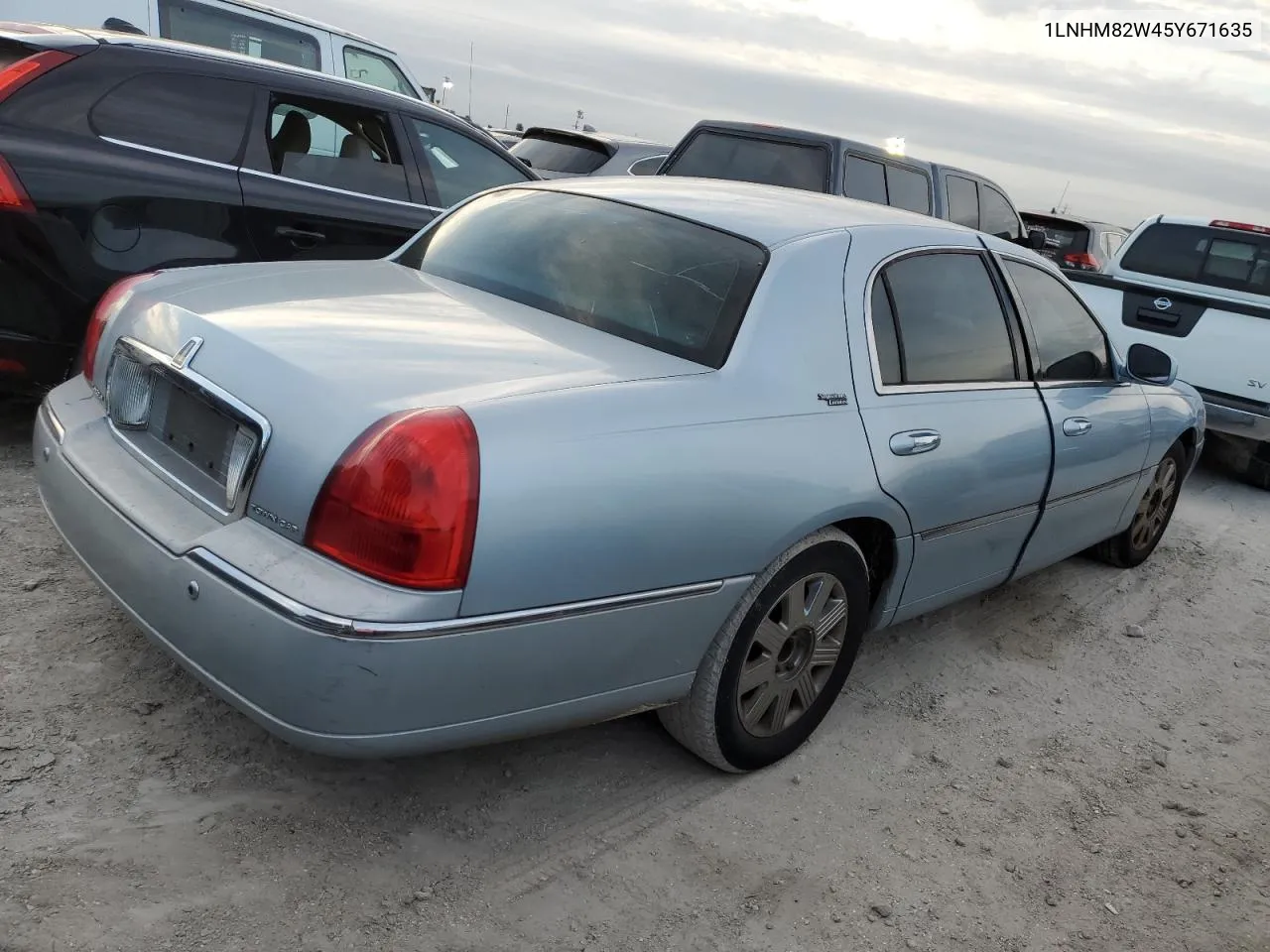 2005 Lincoln Town Car Signature Limited VIN: 1LNHM82W45Y671635 Lot: 76560974