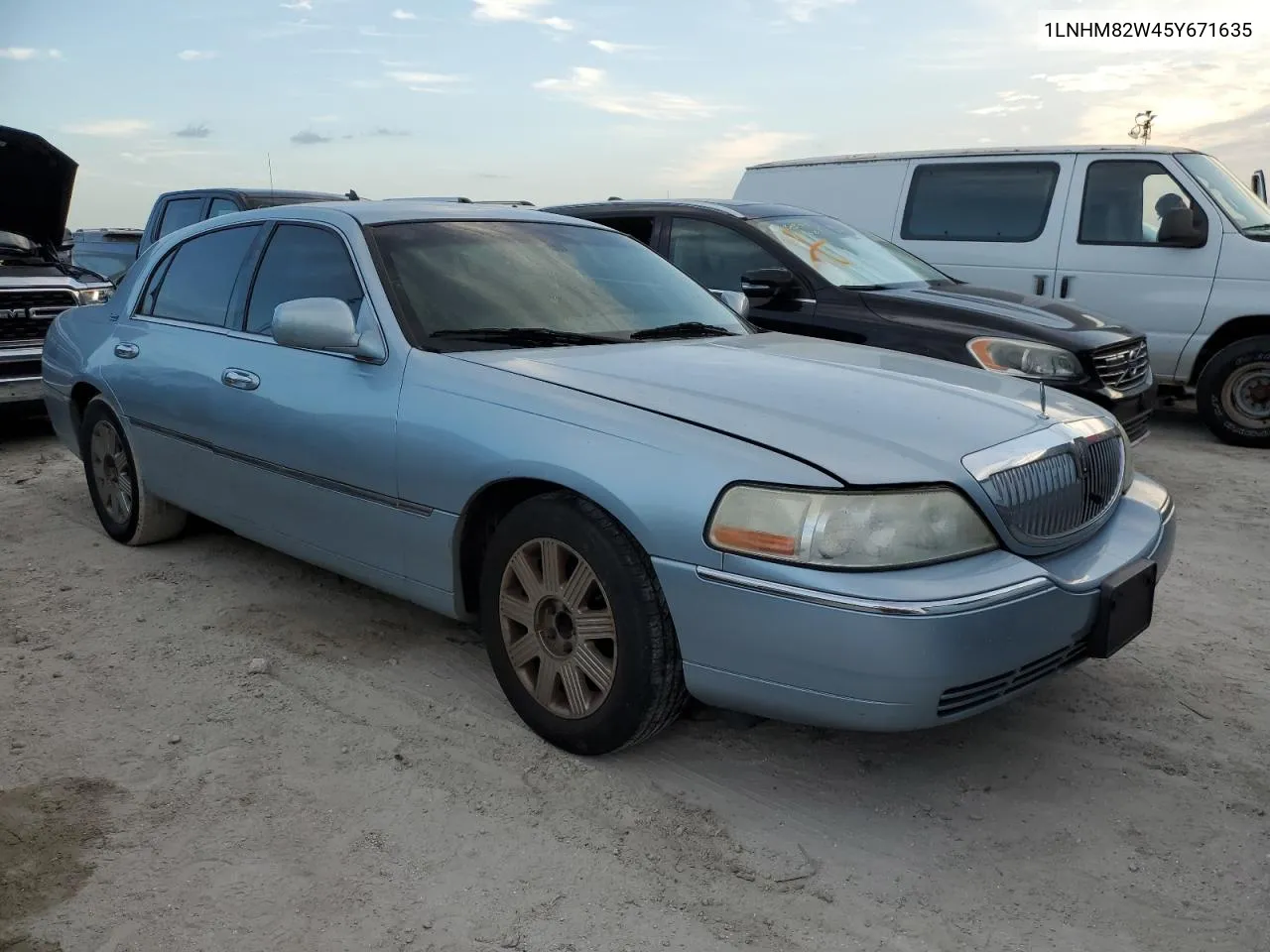 2005 Lincoln Town Car Signature Limited VIN: 1LNHM82W45Y671635 Lot: 76560974