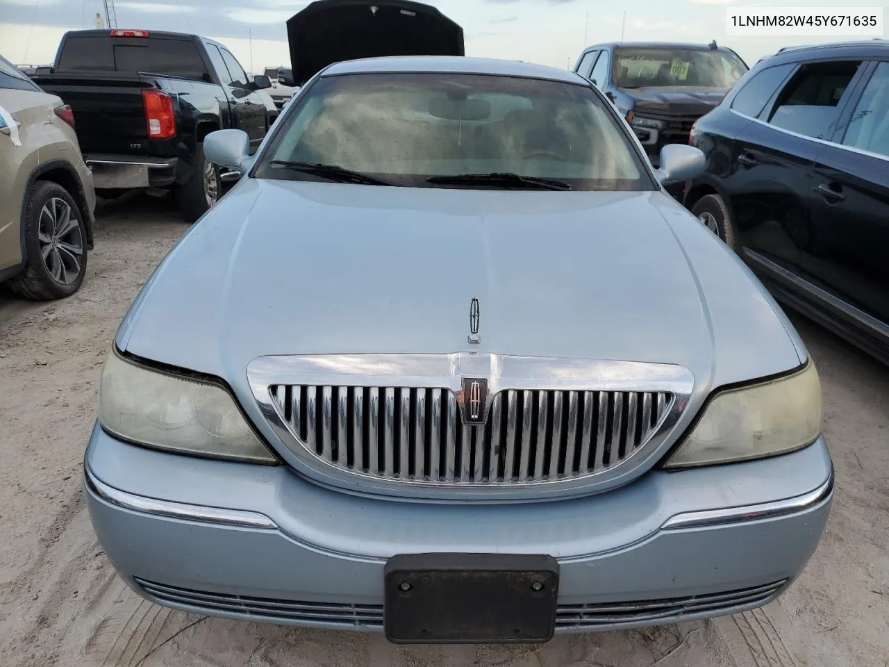 2005 Lincoln Town Car Signature Limited VIN: 1LNHM82W45Y671635 Lot: 76560974