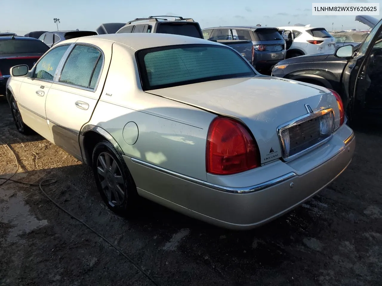 2005 Lincoln Town Car Signature Limited VIN: 1LNHM82WX5Y620625 Lot: 77085964