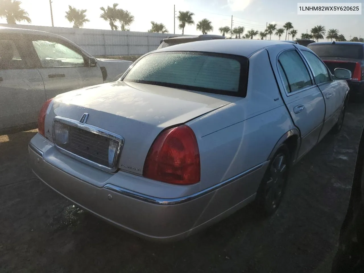 2005 Lincoln Town Car Signature Limited VIN: 1LNHM82WX5Y620625 Lot: 77085964