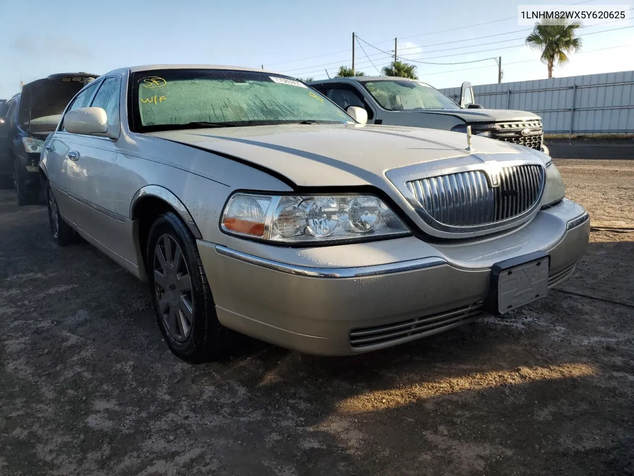 2005 Lincoln Town Car Signature Limited VIN: 1LNHM82WX5Y620625 Lot: 77085964