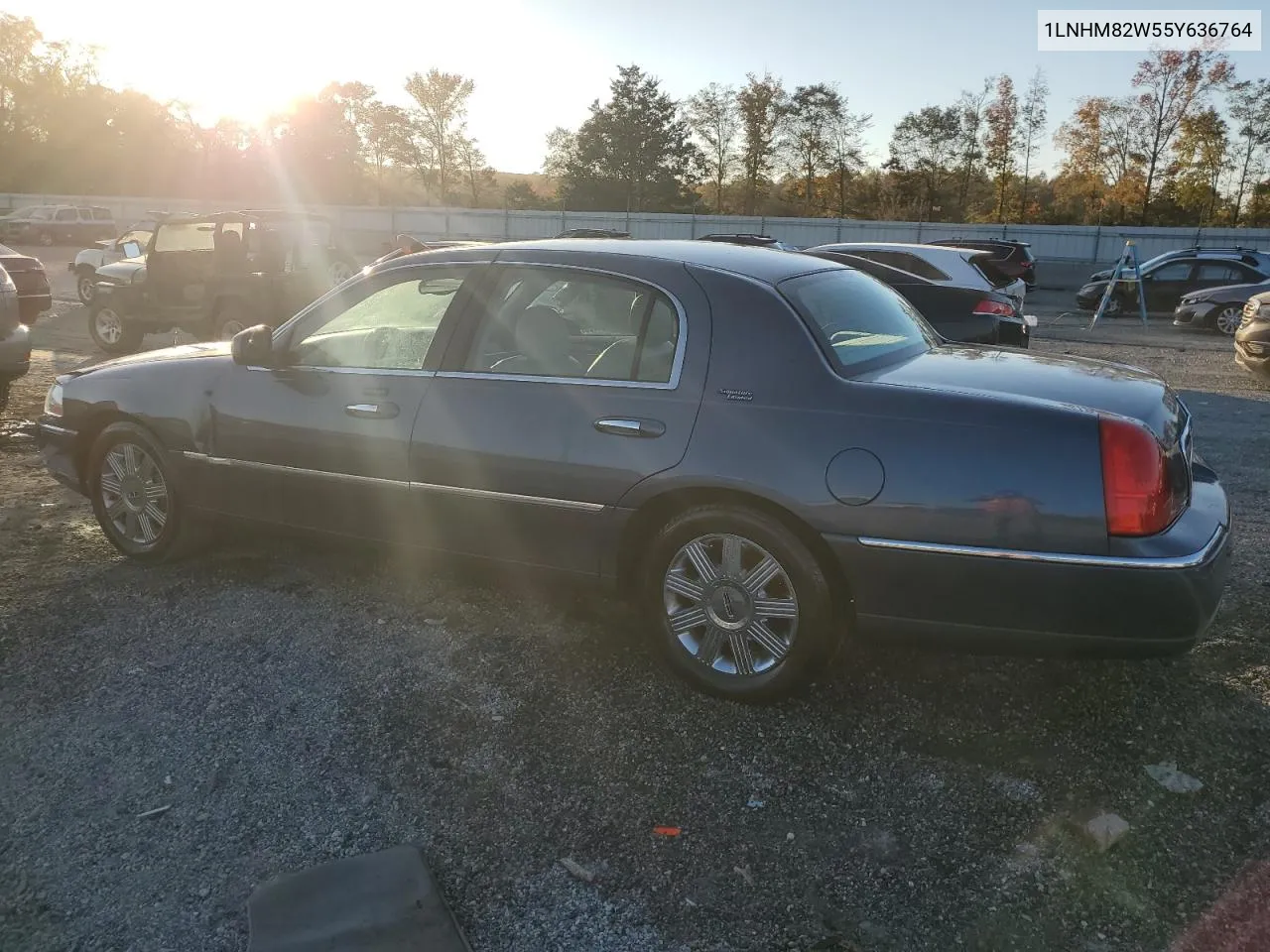 2005 Lincoln Town Car Signature Limited VIN: 1LNHM82W55Y636764 Lot: 77377104