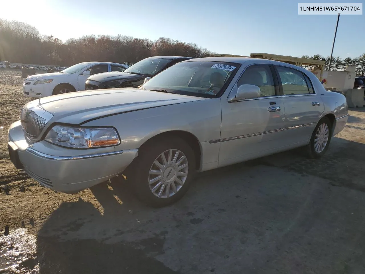 2005 Lincoln Town Car Signature VIN: 1LNHM81W65Y671704 Lot: 79969284