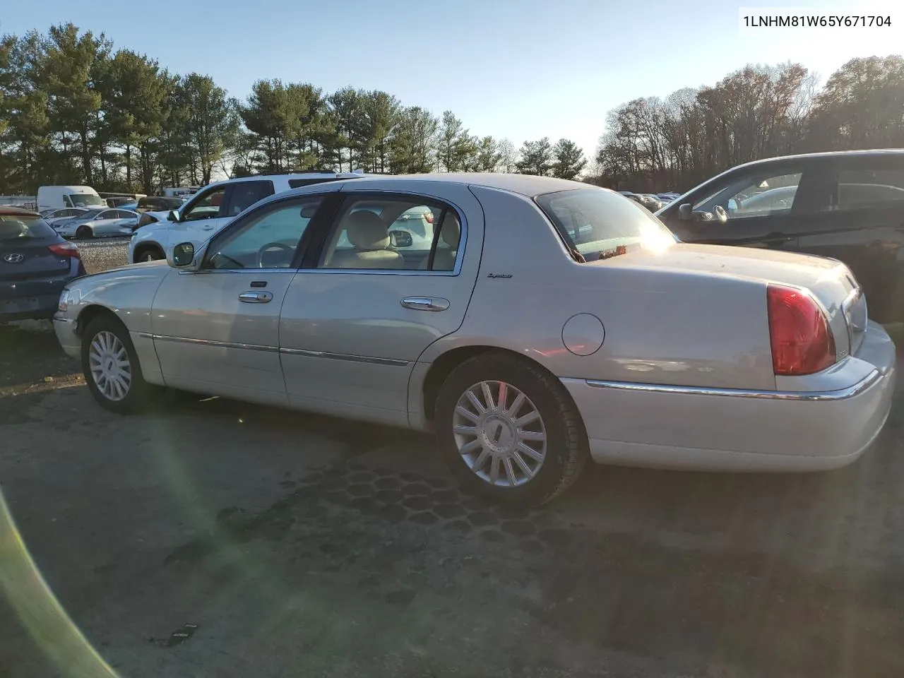 2005 Lincoln Town Car Signature VIN: 1LNHM81W65Y671704 Lot: 79969284