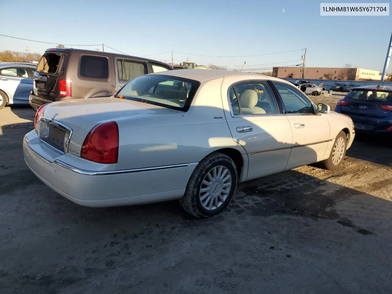 2005 Lincoln Town Car Signature VIN: 1LNHM81W65Y671704 Lot: 79969284