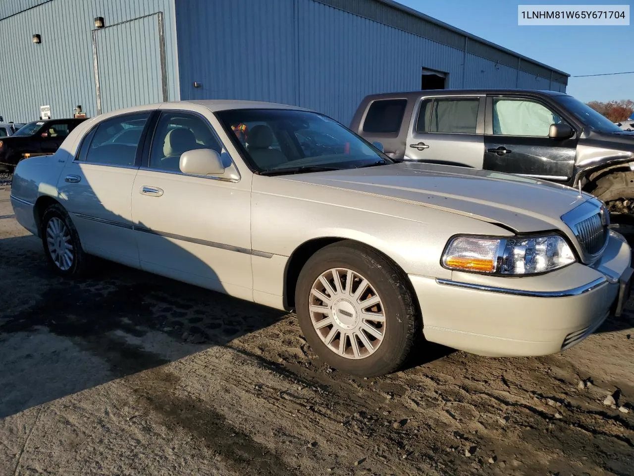 2005 Lincoln Town Car Signature VIN: 1LNHM81W65Y671704 Lot: 79969284