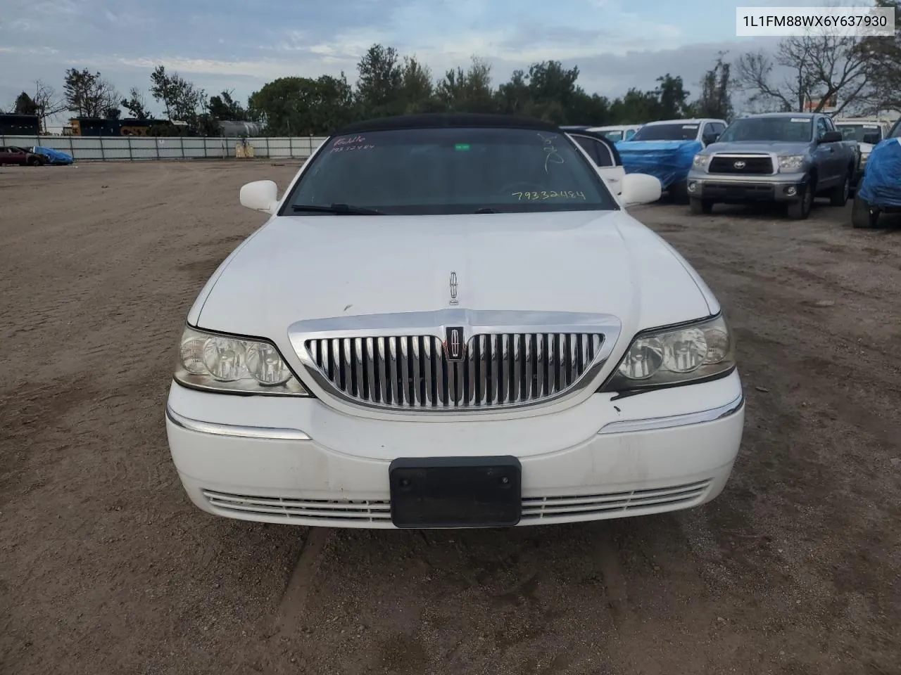 2006 Lincoln Town Car Executive VIN: 1L1FM88WX6Y637930 Lot: 79332484