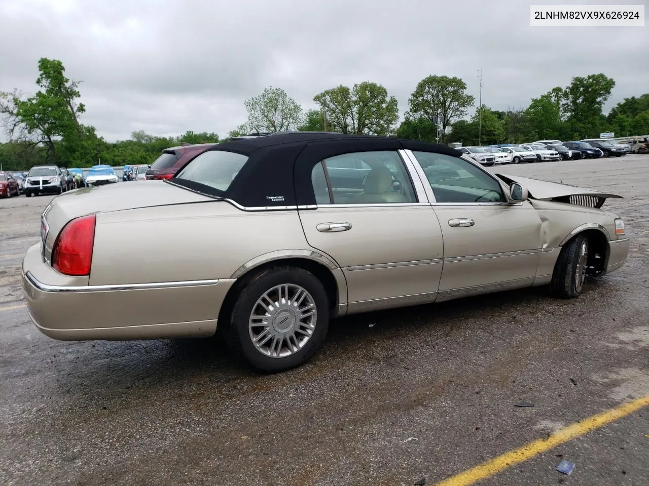 2009 Lincoln Town Car Signature Limited VIN: 2LNHM82VX9X626924 Lot: 53515334