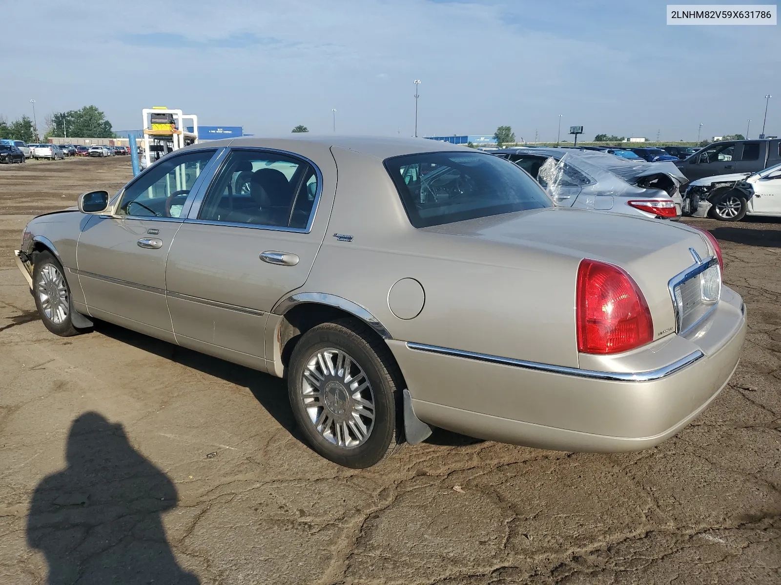 2009 Lincoln Town Car Signature Limited VIN: 2LNHM82V59X631786 Lot: 60318564