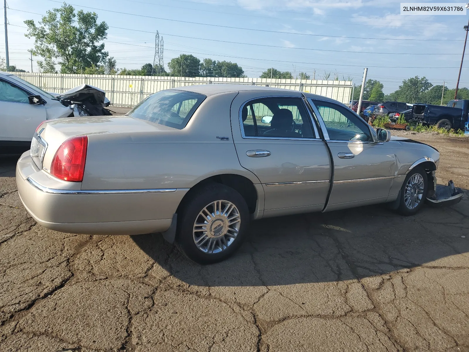 2009 Lincoln Town Car Signature Limited VIN: 2LNHM82V59X631786 Lot: 60318564