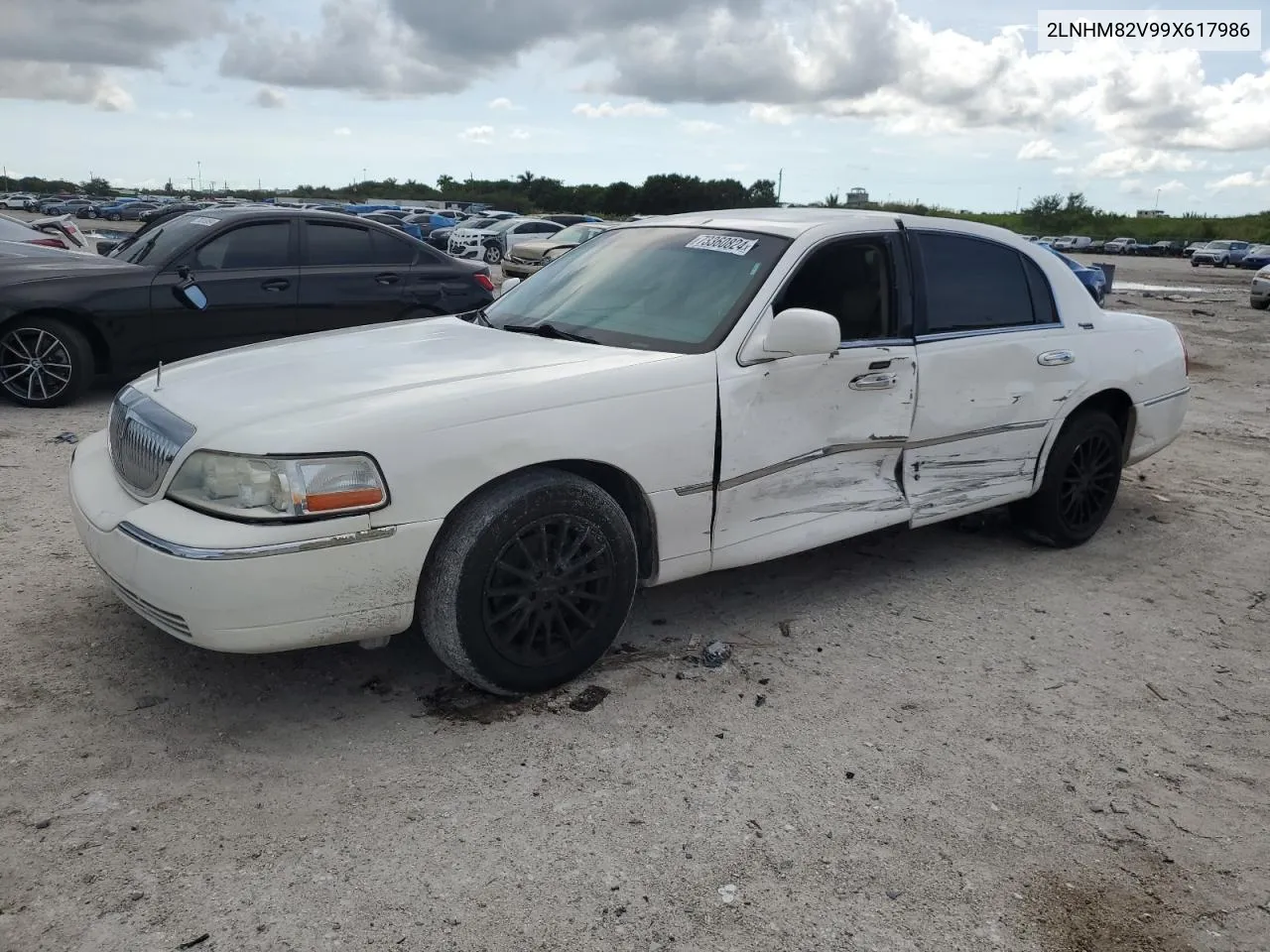 2009 Lincoln Town Car Signature Limited VIN: 2LNHM82V99X617986 Lot: 73360824