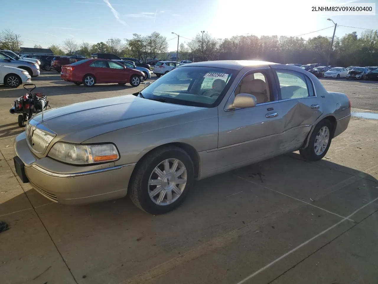 2009 Lincoln Town Car Signature Limited VIN: 2LNHM82V09X600400 Lot: 73922944