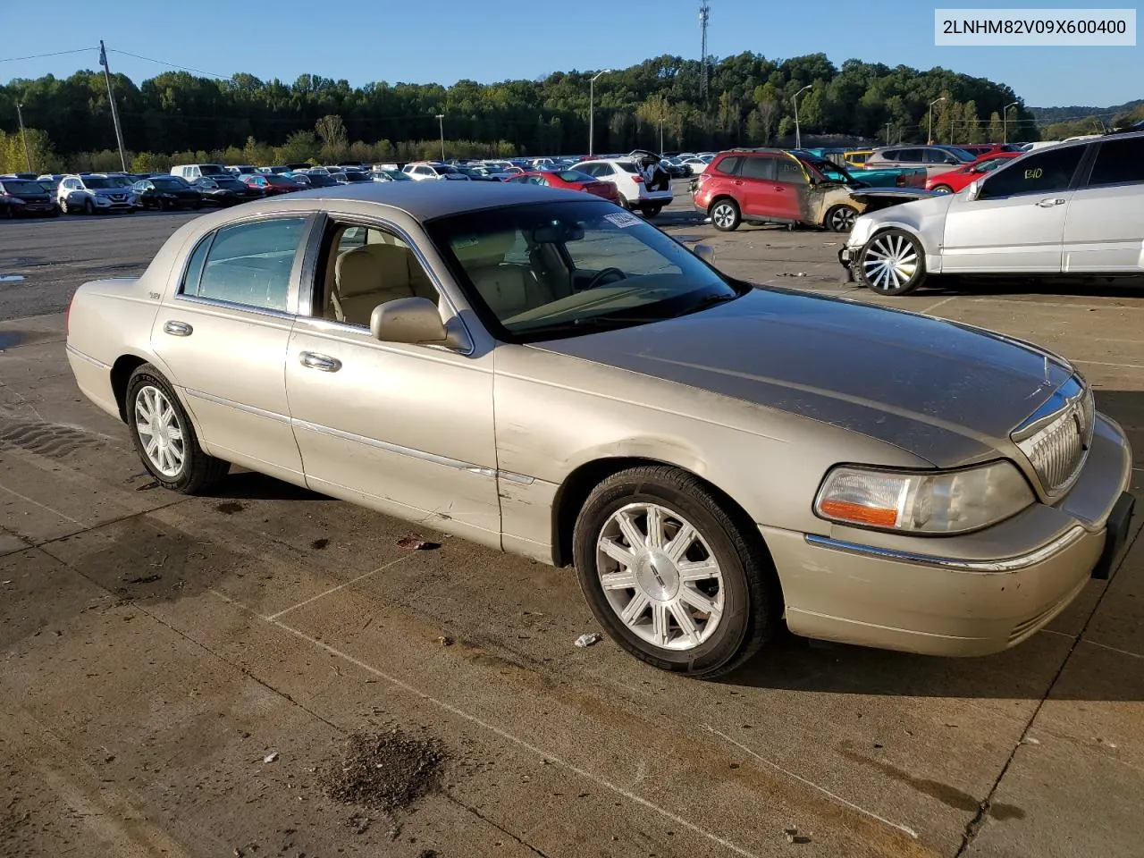 2009 Lincoln Town Car Signature Limited VIN: 2LNHM82V09X600400 Lot: 73922944