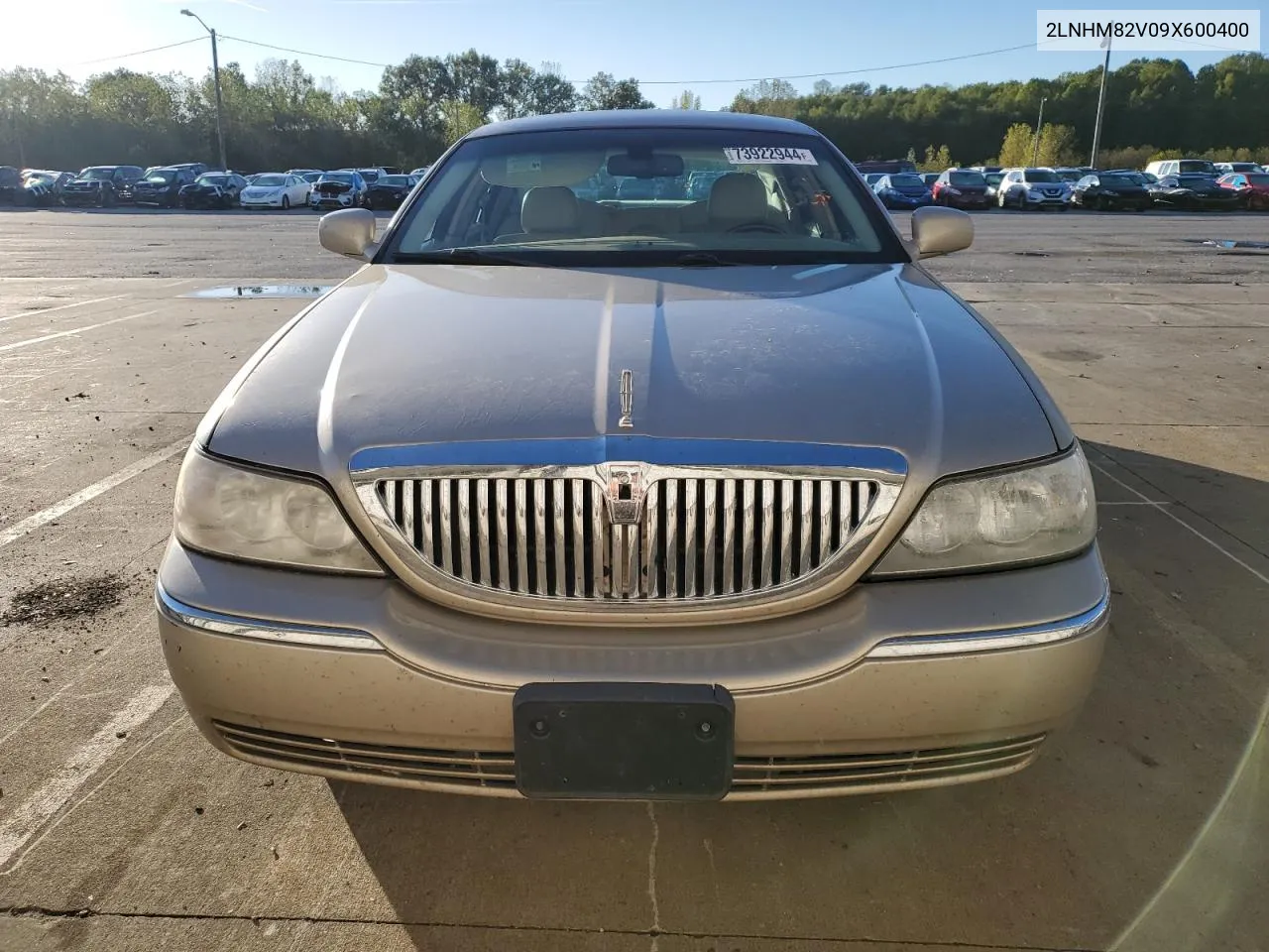 2009 Lincoln Town Car Signature Limited VIN: 2LNHM82V09X600400 Lot: 73922944