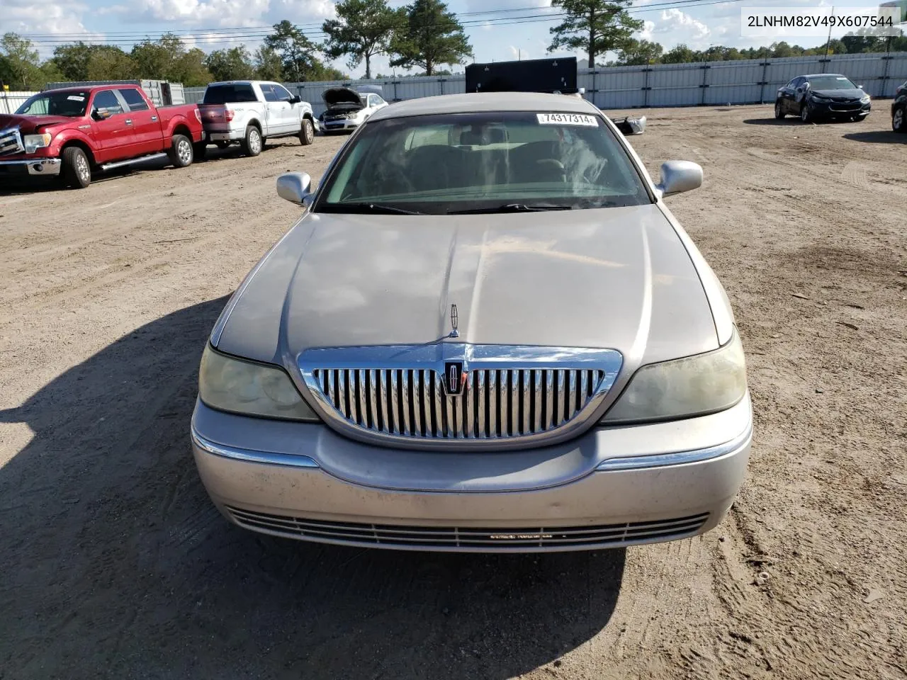 2009 Lincoln Town Car Signature Limited VIN: 2LNHM82V49X607544 Lot: 74317314