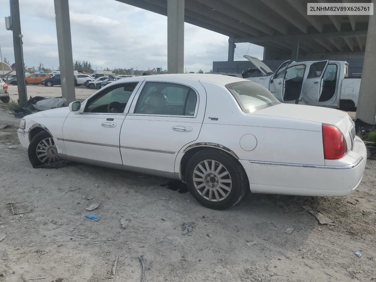 2009 Lincoln Town Car Signature Limited VIN: 2LNHM82V89X626761 Lot: 75478744