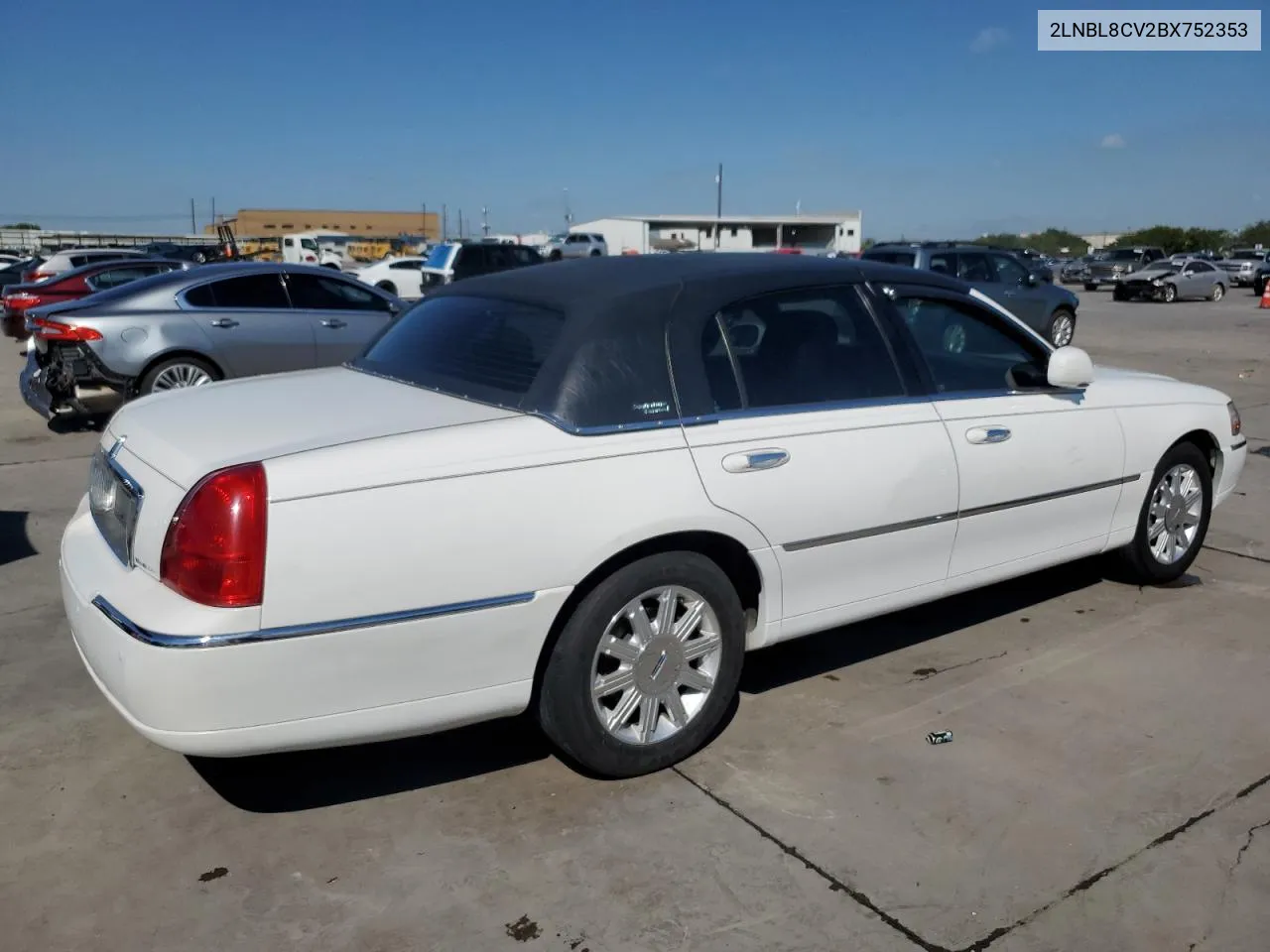 2011 Lincoln Town Car Signature Limited VIN: 2LNBL8CV2BX752353 Lot: 71472384