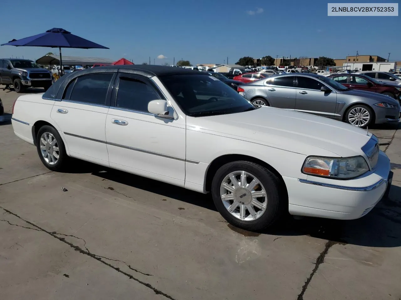 2LNBL8CV2BX752353 2011 Lincoln Town Car Signature Limited