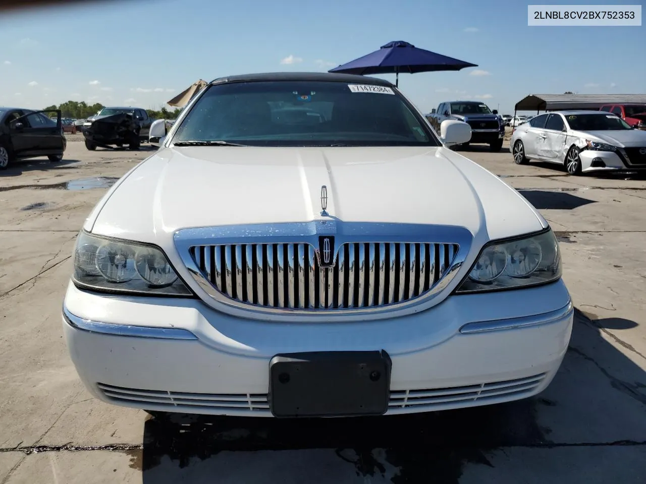 2011 Lincoln Town Car Signature Limited VIN: 2LNBL8CV2BX752353 Lot: 71472384