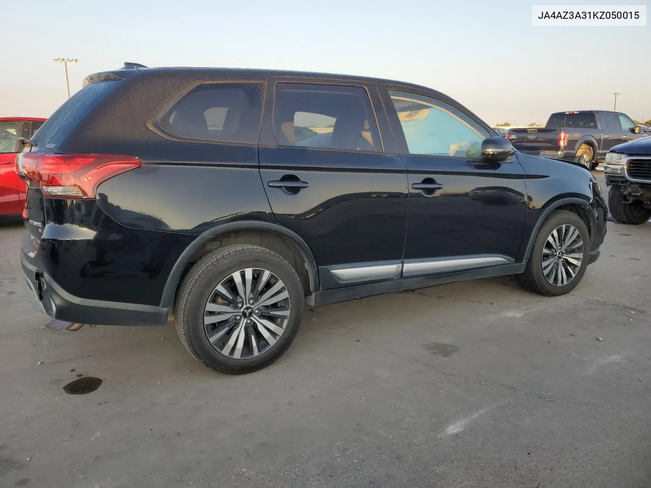 JA4AZ3A31KZ050015 2019 Mitsubishi Outlander Se