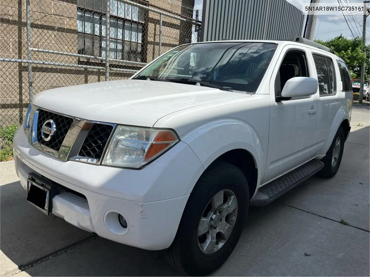 2005 Nissan Pathfinder VIN: 5N1AR18W15C735161 Lot: 71135154