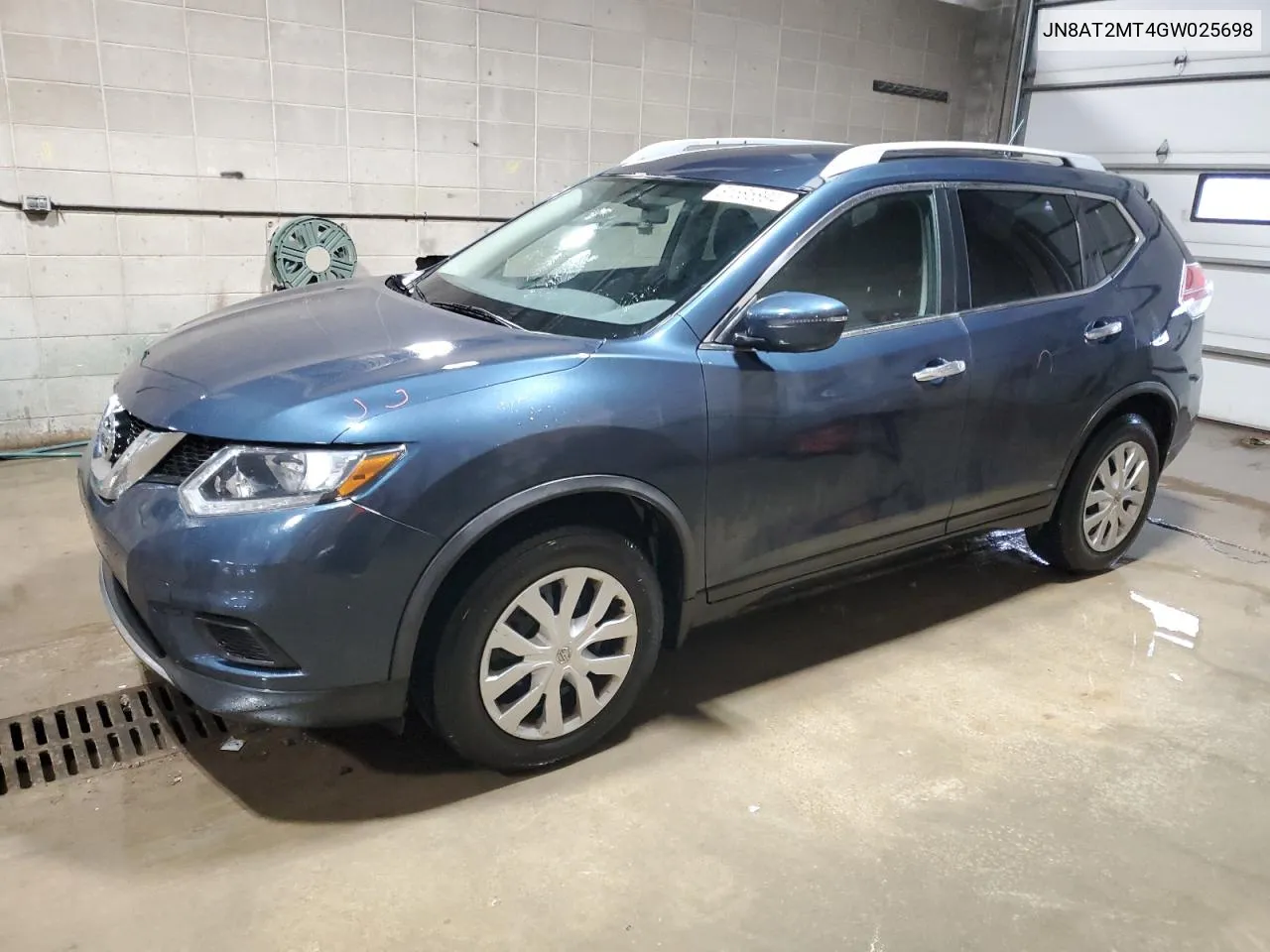 2016 Nissan Rogue S VIN: JN8AT2MT4GW025698 Lot: 81585894