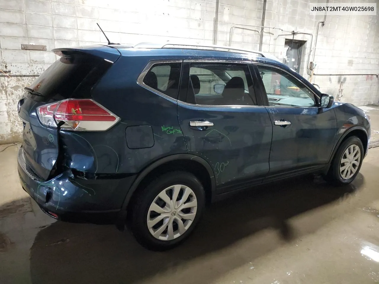 2016 Nissan Rogue S VIN: JN8AT2MT4GW025698 Lot: 81585894