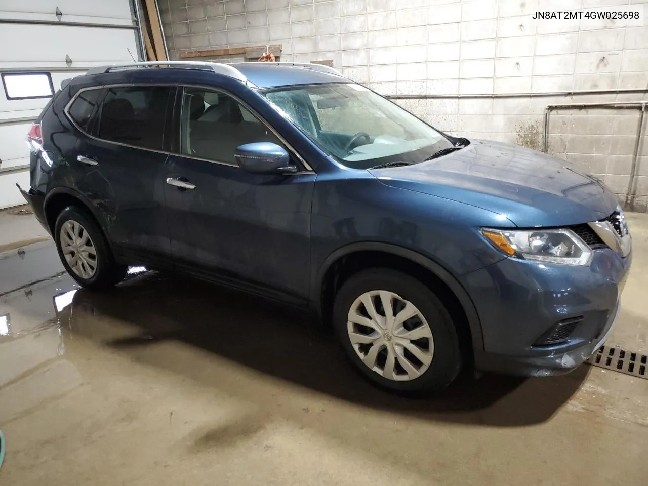 2016 Nissan Rogue S VIN: JN8AT2MT4GW025698 Lot: 81585894