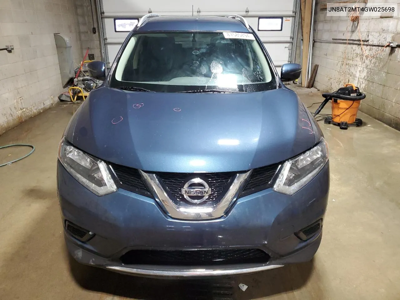 2016 Nissan Rogue S VIN: JN8AT2MT4GW025698 Lot: 81585894