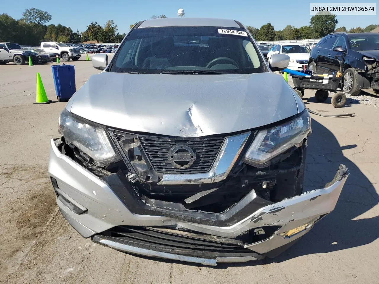 2017 Nissan Rogue S VIN: JN8AT2MT2HW136574 Lot: 76944704