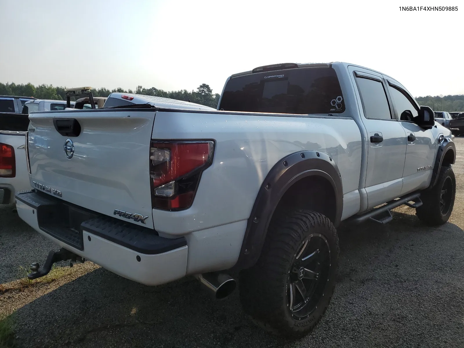 1N6BA1F4XHN509885 2017 Nissan Titan Xd Sl