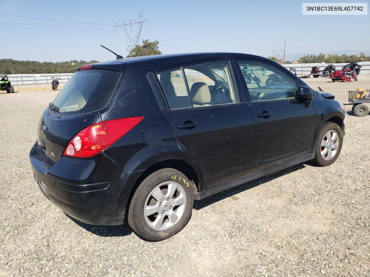 2009 Nissan Versa S VIN: 3N1BC13E69L407742 Lot: 68697244