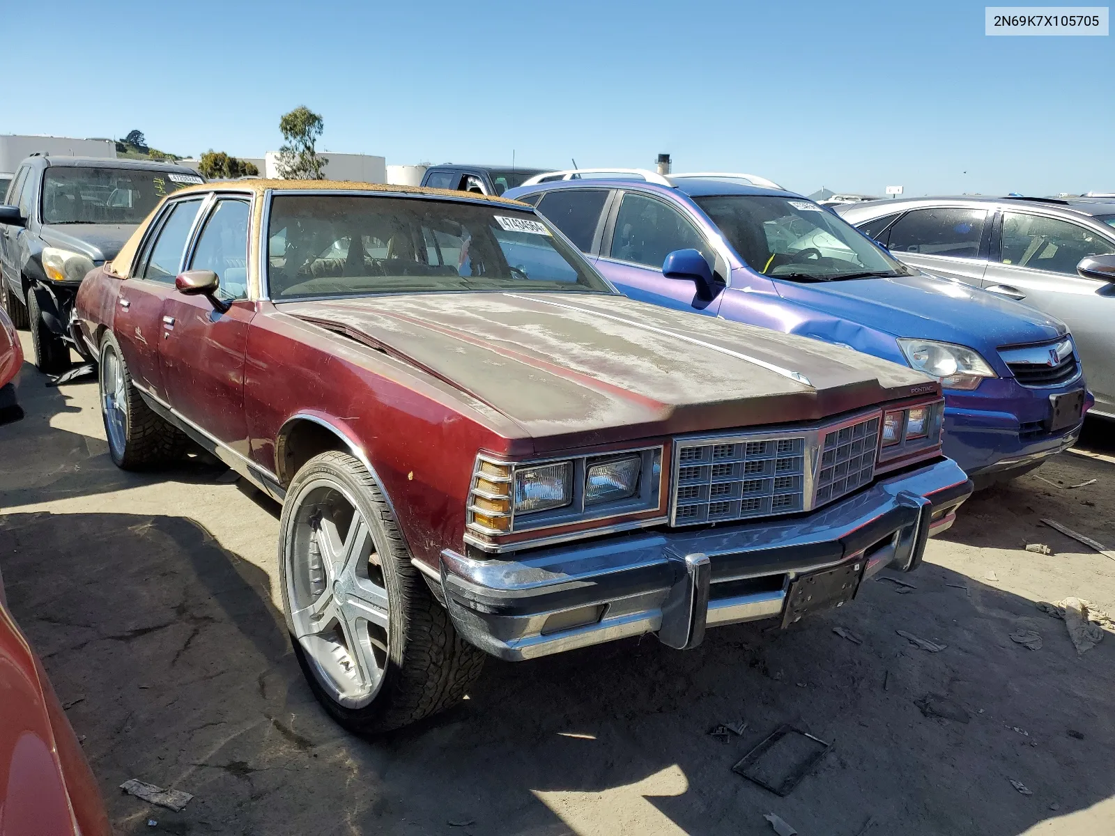 1977 Pontiac Bonneville VIN: 2N69K7X105705 Lot: 47434564