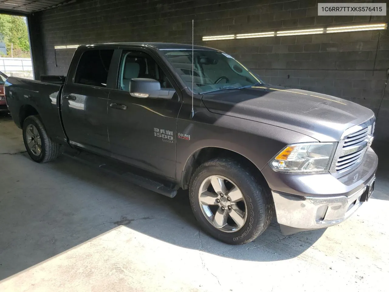 1C6RR7TTXKS576415 2019 Ram 1500 Classic Slt