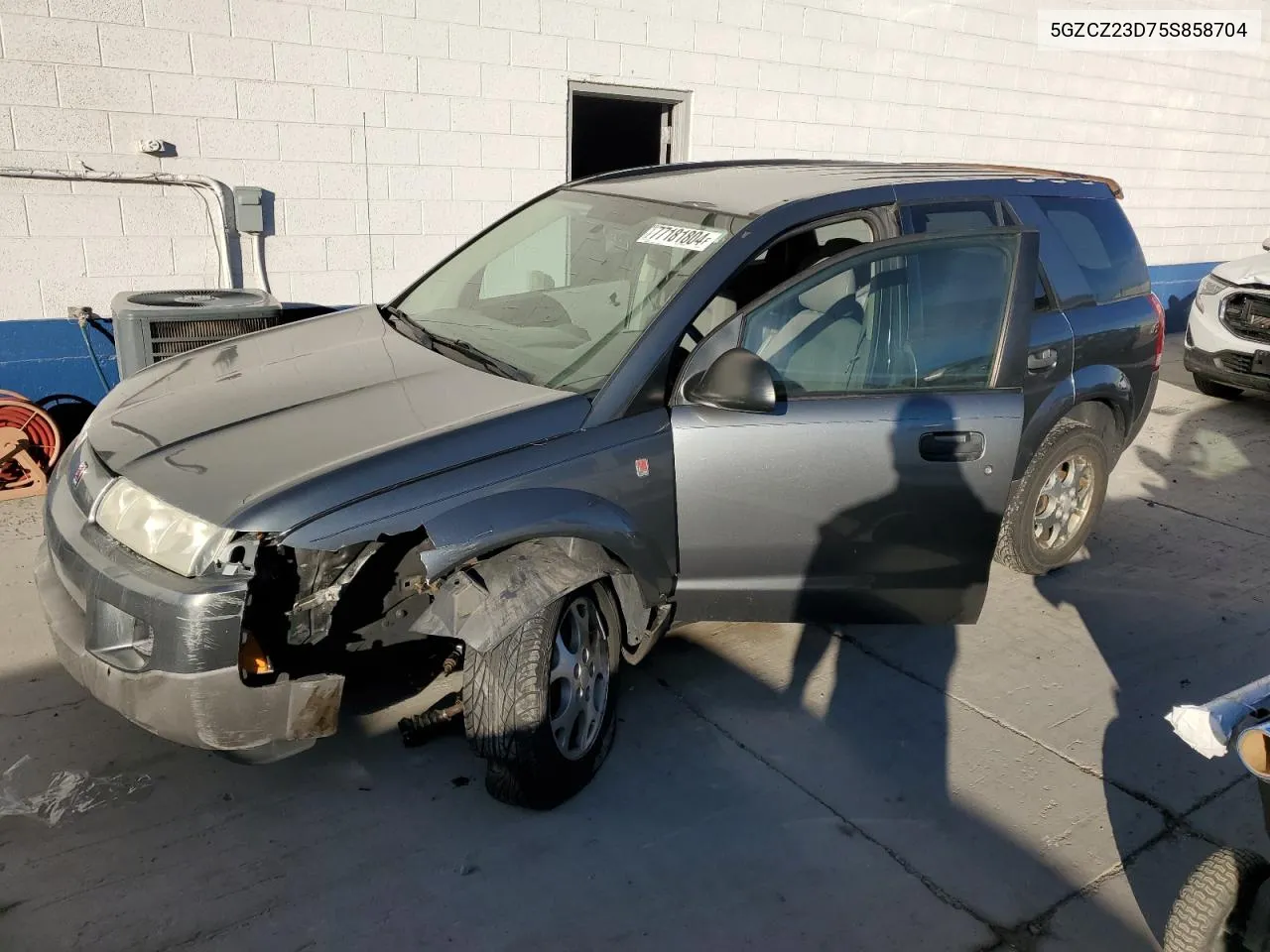 2005 Saturn Vue VIN: 5GZCZ23D75S858704 Lot: 77181804