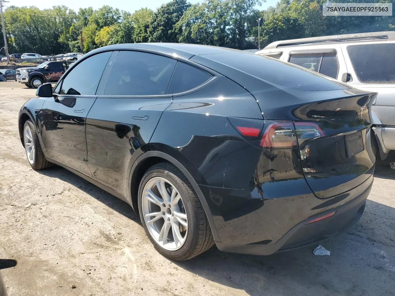 7SAYGAEE0PF925563 2023 Tesla Model Y