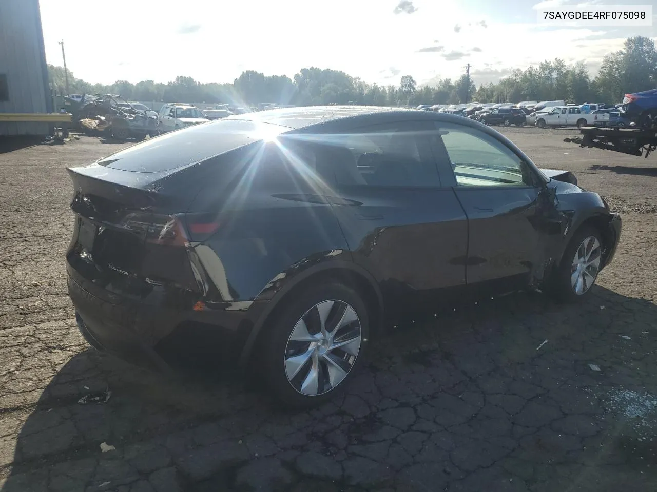 7SAYGDEE4RF075098 2024 Tesla Model Y