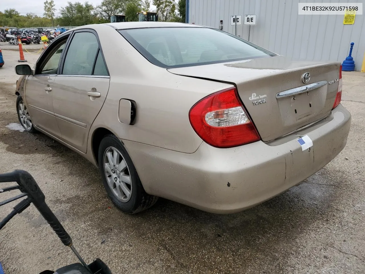 2002 Toyota Camry Le VIN: 4T1BE32K92U571598 Lot: 72623744