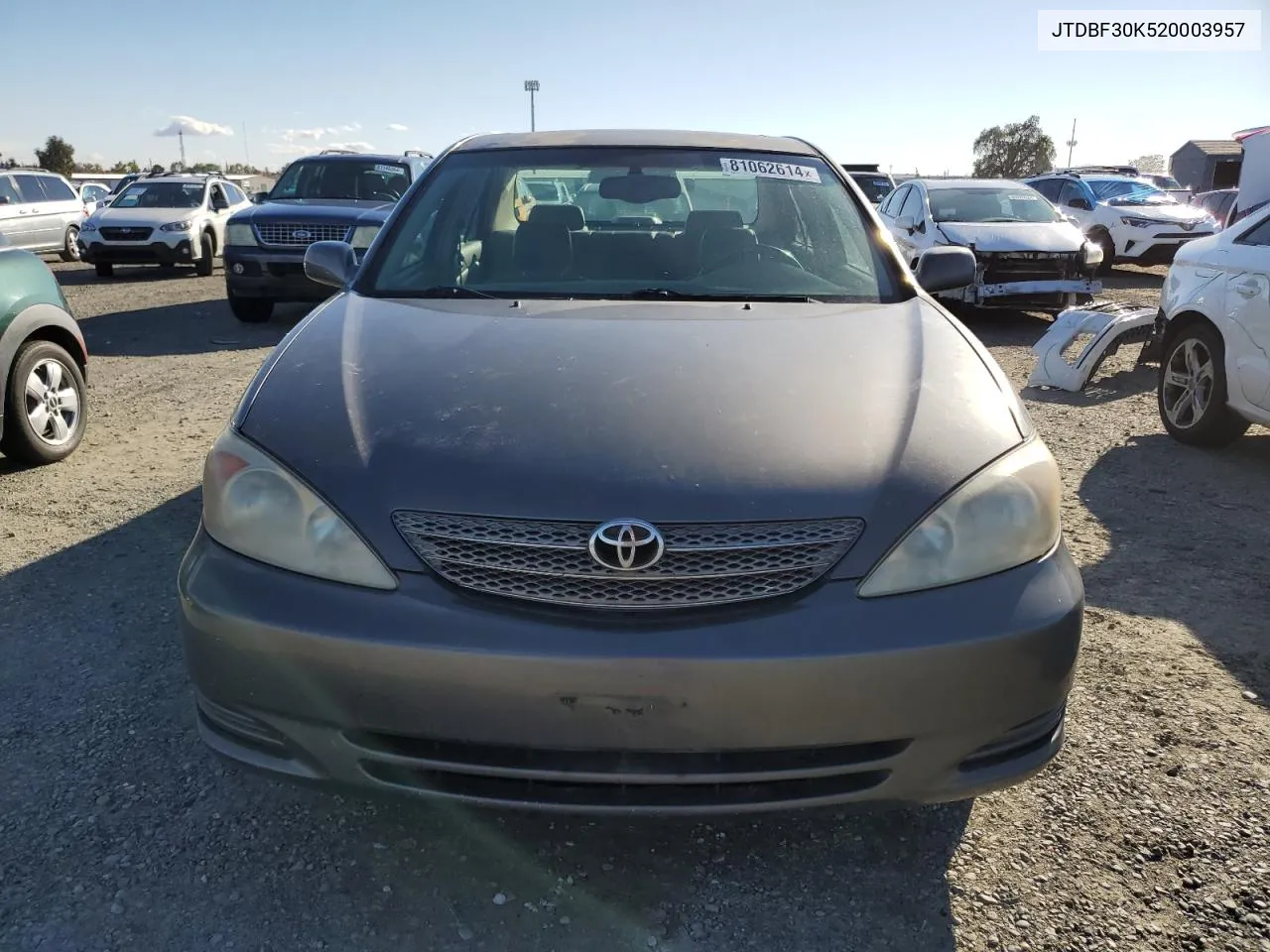 2002 Toyota Camry Le VIN: JTDBF30K520003957 Lot: 81062614