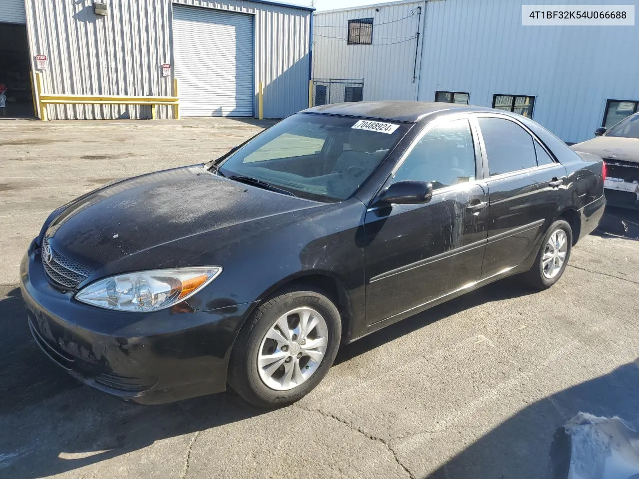 2004 Toyota Camry Le VIN: 4T1BF32K54U066688 Lot: 70488924