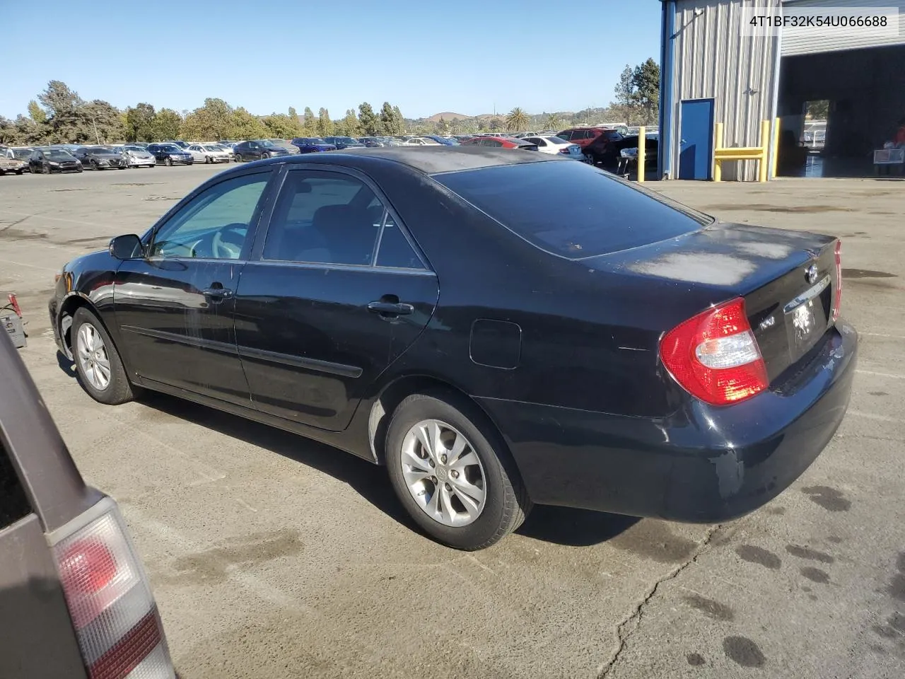 2004 Toyota Camry Le VIN: 4T1BF32K54U066688 Lot: 70488924