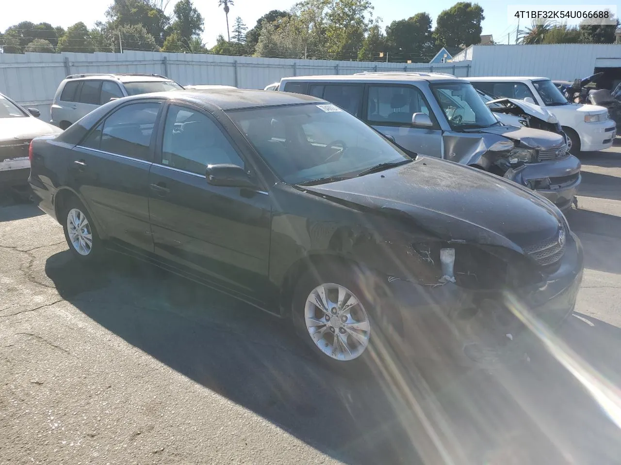 2004 Toyota Camry Le VIN: 4T1BF32K54U066688 Lot: 70488924