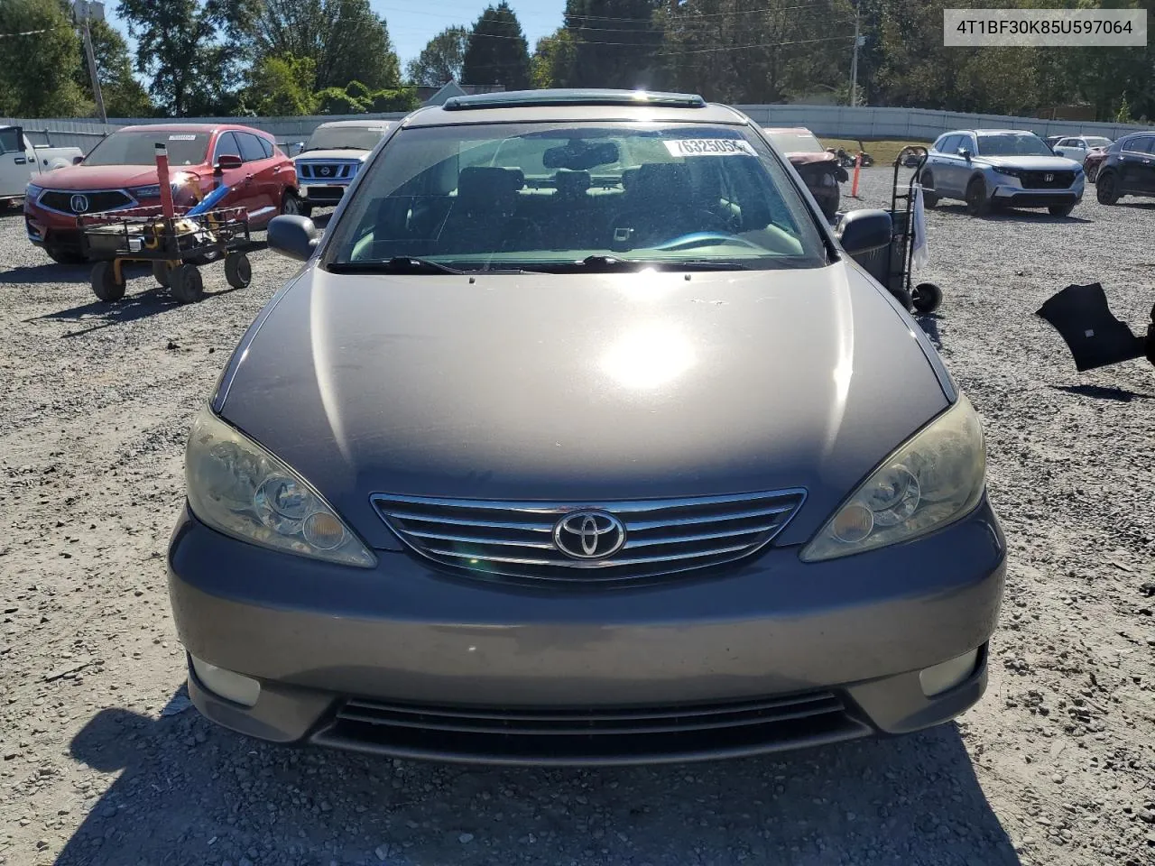 2005 Toyota Camry Le VIN: 4T1BF30K85U597064 Lot: 76325054